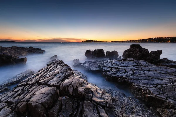 Θάλασσα Ακτή Βράχια Στο Ηλιοβασίλεμα Θαλάσσιο Τοπίο Καλοκαίρι Πέτρες Και — Φωτογραφία Αρχείου