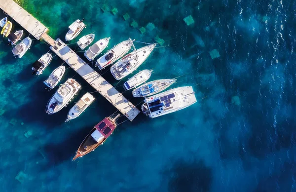Middellandse Zee Uitzicht Jachthaven Vanaf Drone Luchtfoto Van Drijvende Boot — Stockfoto