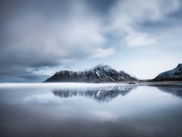 Playa Skagsanden Islas Lofoten Noruega Montañas Playa Nubes Disparo Larga — Foto de Stock