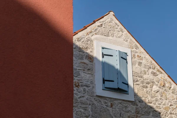 Casa Sullo Sfondo Del Cielo Blu Tetto Finestra Con Persiane — Foto Stock