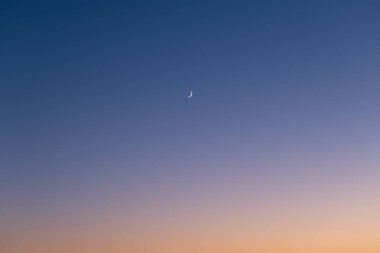 Arkaplan olarak gökyüzü renk gradyanı. Gün batımında gökyüzü ve ay. Doğa bileşimi.