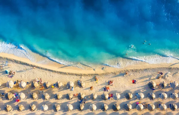 Middelhavet Luftudsigt Stranden Mennesker Ferie Eventyr Strand Blåt Vand Top - Stock-foto