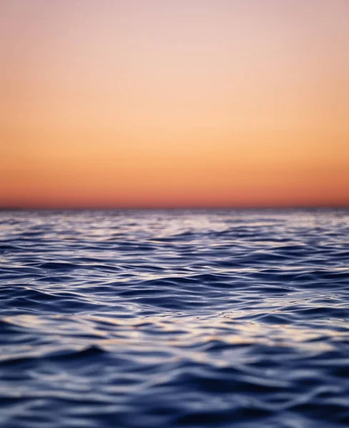 Fale Powierzchni Morza Niebo Jako Tło Przylądek Morski Zachodzie Słońca — Zdjęcie stockowe