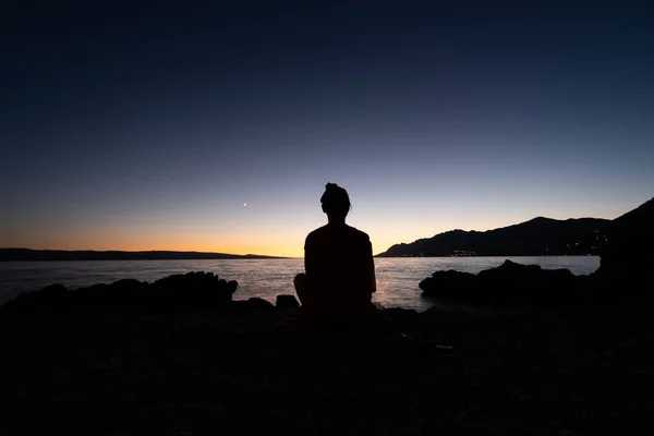 Gün Batımında Gökyüzündeki Siluet Kız Yoga Meditasyon Dinlenmek Dinlenmek Için — Stok fotoğraf