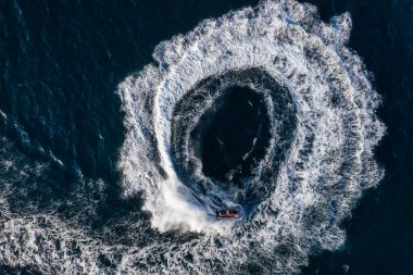 Akdeniz 'de. Scooter 'lı deniz pelerini. Güneşli bir günde mavi denizde yüzen scooter 'ın havadan görüntüsü. Kumsaldaki ve gök mavisi denizdeki İHA 'nın üst görüntüsü. Seyahat et ve rahatla - görüntü