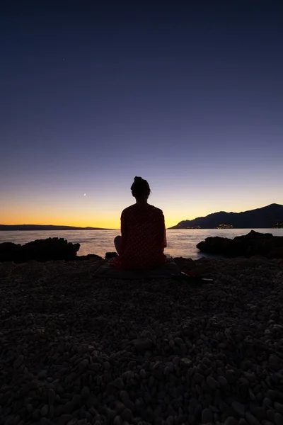 Gün Batımında Gökyüzündeki Siluet Kız Yoga Meditasyon Dinlenmek Dinlenmek Için — Stok fotoğraf