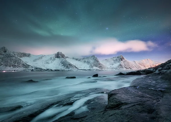 Norveç Lofoten Adalarında Aurora Borealis Dağların Üzerinde Yeşil Kuzey Işıkları — Stok fotoğraf