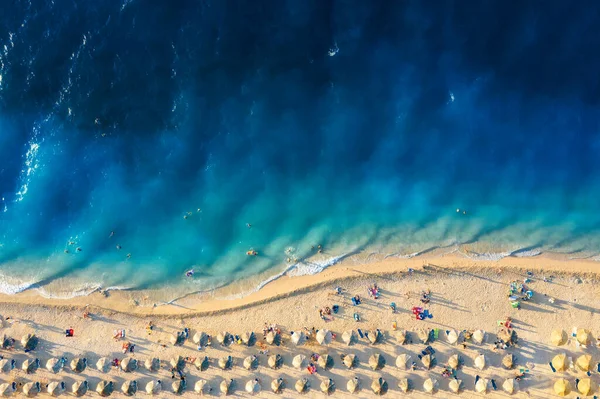 Nyári Tengerpart Légi Kilátás Strandra Emberekre Pihenj Pihenj Top Kilátás — Stock Fotó