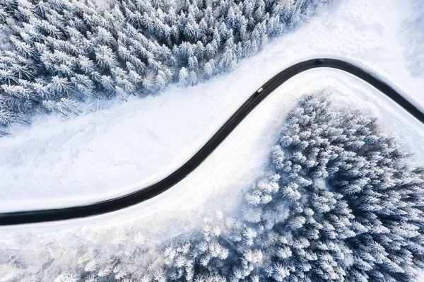 冬の寒さ 空気から自然の冬の風景 冬の間の道路や森の空中ビュー 森と雪 — ストック写真