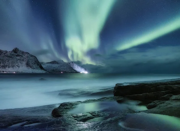 Aurora Borealis Lofoten Szigeteken Norvégiában Zöld Északi Fények Hegyek Felett — Stock Fotó