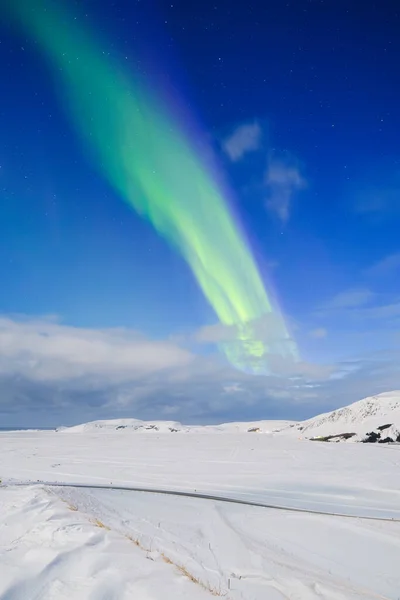 Aurora Borealis Ijsland Noorderlicht Boven Sneeuwveld Een Winters Nachtlandschap Met — Stockfoto