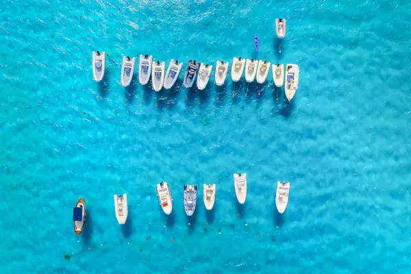 Férias Lazer Vista Aérea Barcos Rápidos Mar Mediterrâneo Azul Dia Fotos De Bancos De Imagens Sem Royalties