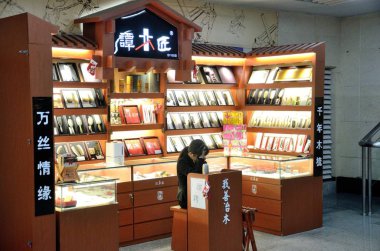 Shenzhen, Çin - 3 Nisan 2018: shop geleneksel ahşap tarak gibi yüksek sınıf hediyeler Çin halkı için sunan. 