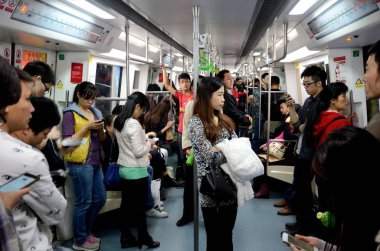 Shenzhen, Çin - 3 Nisan: metro tren içinde. Çoğu insan onların akıllı telefonlar üzerinde 3 Nisan 2018 ile meşgul.