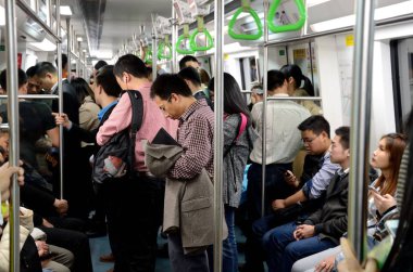 Shenzhen, Çin - 3 Nisan: metro tren içinde. Çoğu insan onların akıllı telefonlar üzerinde 3 Nisan 2018 ile meşgul.