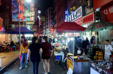 Shenzhen, Çin - 3 Nisan: gece pazarı Futian bölgesinde, Huanggang alan, giysileri ile tezgahları ve 3 Nisan 2018 üzerinde atıştırmalıklar.