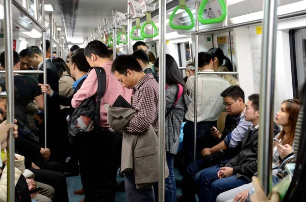 Shenzhen Chiny Kwietnia Wewnątrz Pociągu Metra Większość Ludzi Zajęty Smartfonami — Zdjęcie stockowe