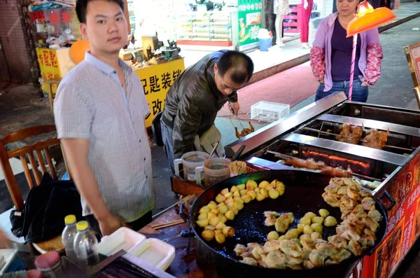 Shenzhen China April Night Market Futian Man Offering Fried Potato — Stock Photo, Image