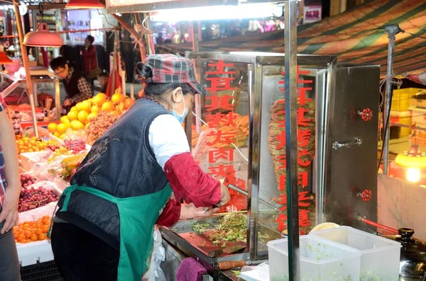 Shenzhen Cina Aprile Mercato Notturno Futian Bancarelle Con Snack Frutta — Foto Stock