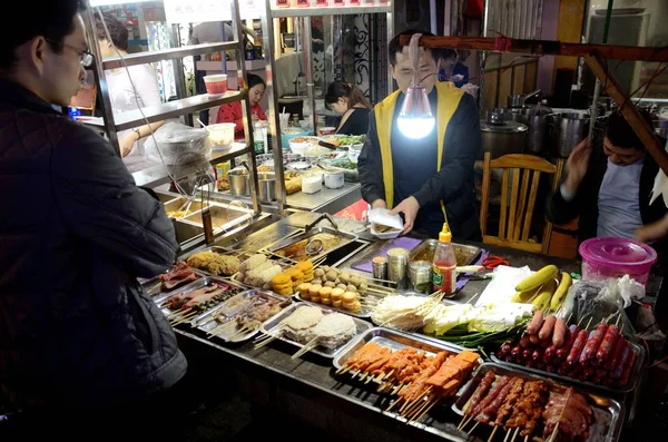 Шэньчжэнь Китай Апреля Ночной Рынок Футянь Киоски Закусками Фруктами Апреля — стоковое фото