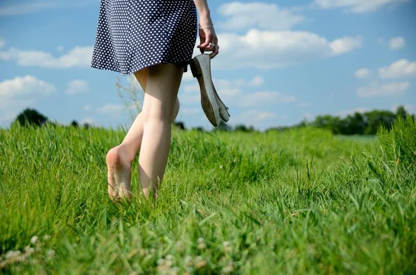 Kvinna Promenader Gräset Med Barfota Ung Kvinna Har Utomhus Promenad — Stockfoto