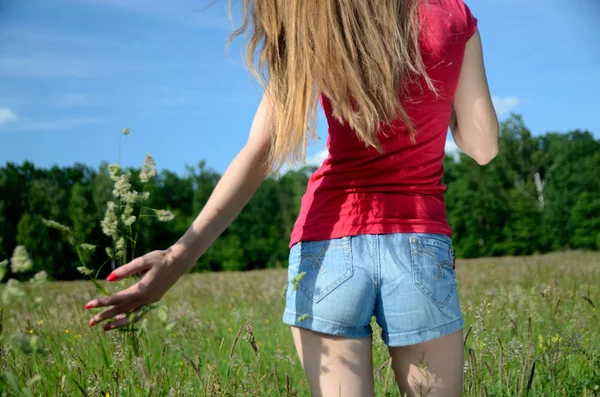 Ung Kvinna Står Grön Äng Omgiven Gräs Och Vilda Blommor — Stockfoto