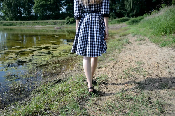 Jeune Femme Avec Robe Noire Blanche Promène Long Lac Pologne — Photo