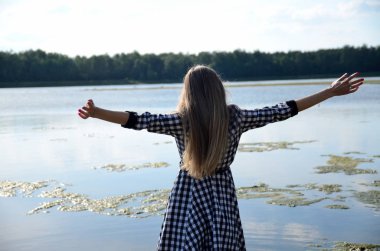 Kadın silah ile açıldı. Özgürlük ve Doğa Göl adlı genç kadın modeli sahiptir.