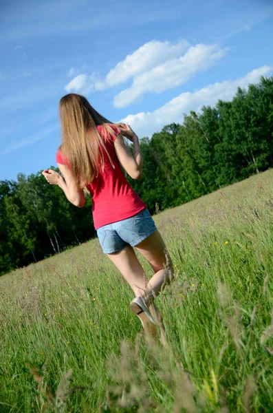 年轻女子喜欢户外散步 沿绿草甸短裤行走模式 — 图库照片