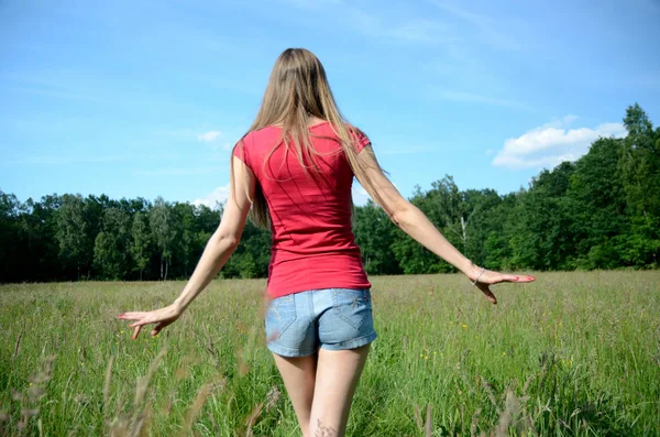 年轻女子喜欢户外散步 沿绿草甸短裤行走模式 — 图库照片