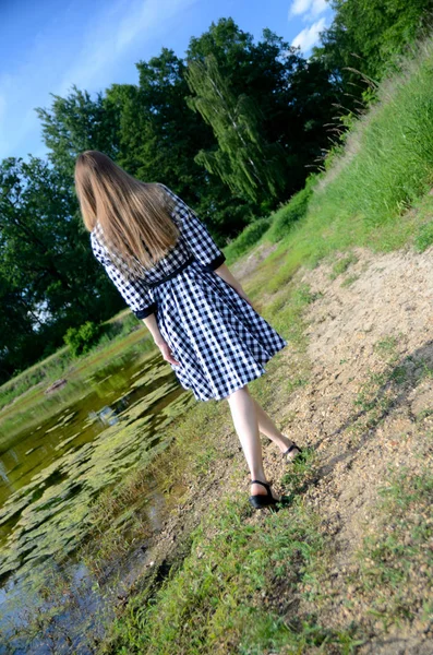 Jovem Com Vestido Preto Branco Caminha Longo Lago Polônia — Fotografia de Stock