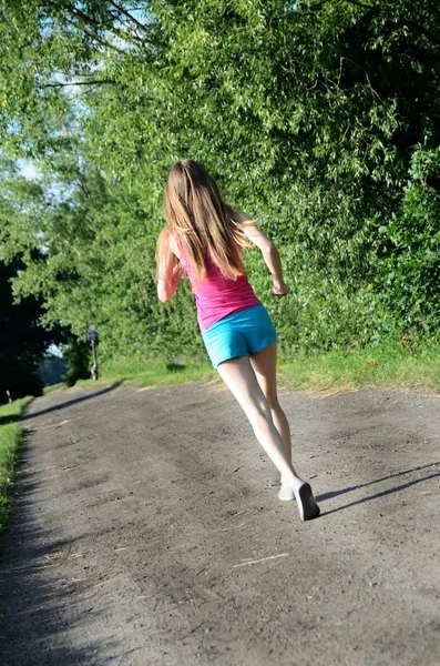 Joven Corredora Mujer Corre Por Camino Tierra Rodeado Árboles Verdes —  Fotos de Stock