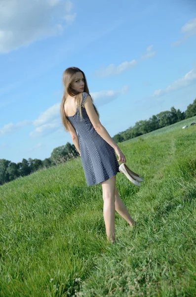娇小的女人走在草地上 踏着光秃秃的脚踩在草地上 女性模型与自然 — 图库照片
