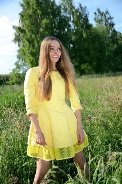 Petite Mulher Vestindo Vestido Amarelo Posando Prado Com Grama Alta — Fotografia de Stock