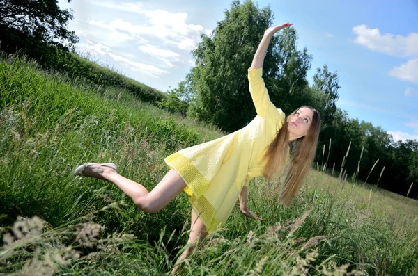 Petite Mulher Vestindo Vestido Amarelo Posando Prado Com Grama Alta — Fotografia de Stock