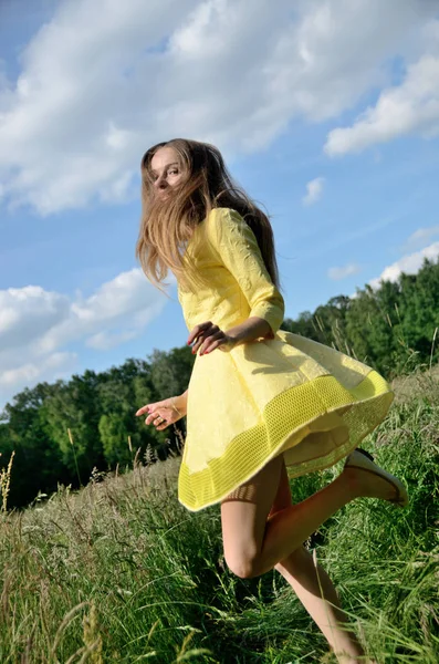 Petite Femme Robe Jaune Dansant Dans Prairie Modèle Féminin Nature — Photo