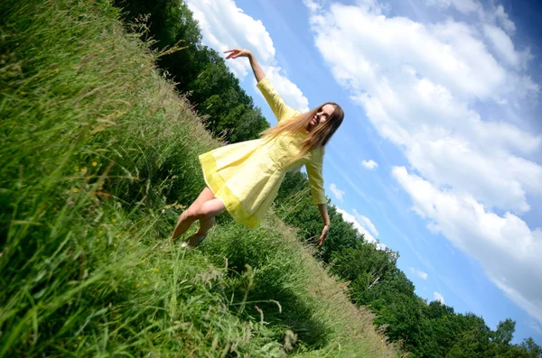 Petite Femme Robe Jaune Dansant Dans Prairie Modèle Féminin Nature — Photo