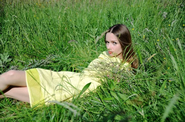 Маленька Жінка Одягнена Жовту Сукню Лежить Траві Жіноча Модель Природа — стокове фото