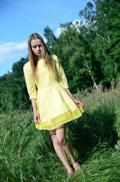 Uma Mulher Pequena Vestido Amarelo Andar Prado Modelo Feminino Natureza — Fotografia de Stock