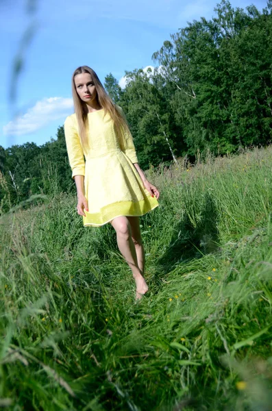 Petite Vrouw Gele Jurk Dragen Wandelen Weide Vrouwelijke Model Natuur — Stockfoto