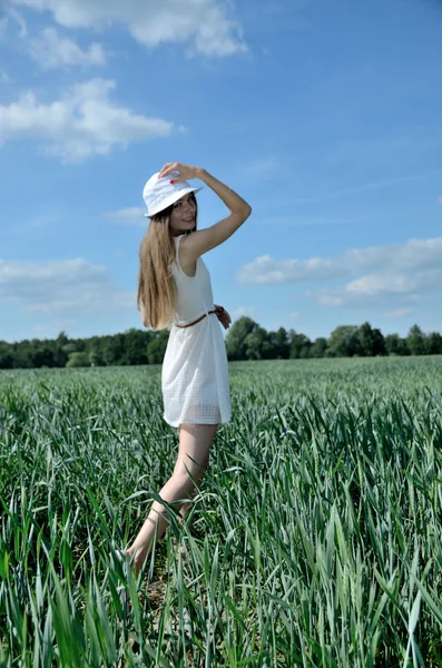 Маленькая Женщина Гуляющая Зерновому Полю Женщина Модель Белом Платье Белой — стоковое фото