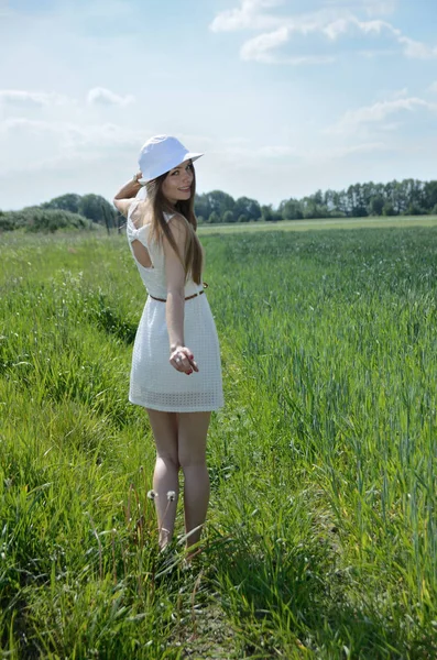 Petite Femme Marchant Dans Champ Céréales Modèle Féminin Robe Blanche — Photo