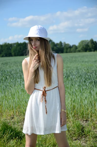 Uma Mulher Pequena Andar Campo Cereais Modelo Feminino Vestindo Vestido — Fotografia de Stock