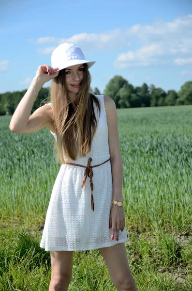 Uma Mulher Pequena Andar Campo Cereais Modelo Feminino Vestindo Vestido — Fotografia de Stock