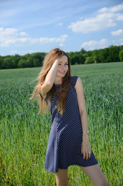 Petite Femme Posant Dans Champ Céréales Vêtue Une Robe Bleu — Photo