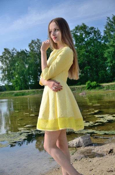 Uma Mulher Pequena Lago Modelo Feminino Com Vestido Amarelo Perto — Fotografia de Stock