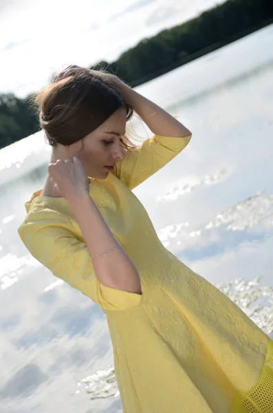 Uma Mulher Pequena Lago Modelo Feminino Com Vestido Amarelo Perto — Fotografia de Stock