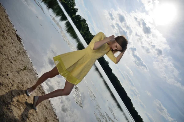 Uma Mulher Pequena Lago Modelo Feminino Com Vestido Amarelo Perto — Fotografia de Stock