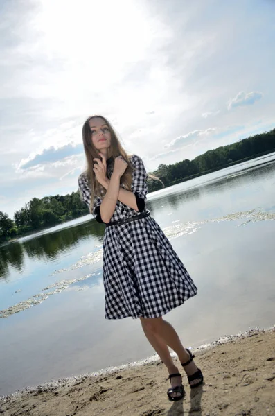 Uma Mulher Pequena Lago Modelo Feminino Com Vestido Preto Branco — Fotografia de Stock
