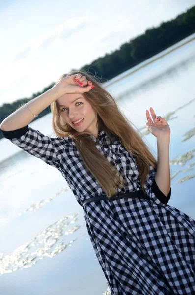 Una Mujercita Lago Modelo Femenino Con Vestido Blanco Negro Posando — Foto de Stock